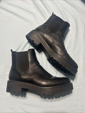 Woman’s Black Chelsea Lug Boots - Classic Slip-On Style